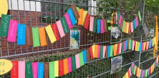 Zum 20-jährigen Jubiläum der BOJE wehten im Garten der VHS-Außenstelle Süd 922 Fähnchen, eines für jeden der bisherigen Schüler. Foto: Stadt Ratingen