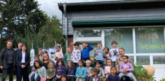 Die Kinder der Städtische Kita Volkardeyer Straße mit Urkunde und Siegerkürbis. Foto: Kreis Mettmann