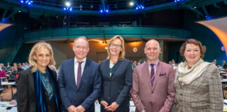 LVR-Direktorin Ulrike Lubek (l.) und Anne Henk-Hollstein (r.), Vorsitzende der Landschaftsversammlung Rheinland, gratulierten Reiner Limbach, Dr. Alexandra Schwarz und Dirk Lewandrowski (v.l.n.r.) zu ihrer Wahl beziehungsweise ihren Wiederwahlen. Foto: Uwe Weiser / LVR