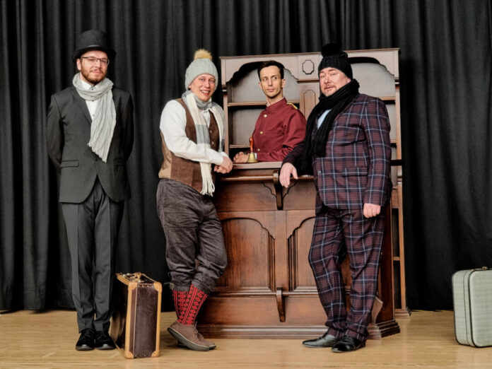 Drei Männer im Schnell - plus Portier. Foto: TheaterLaien