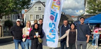 Die Akteure von Kids on Tour vor Ort am Stand auf dem Kartoffelfest. Foto: Verein