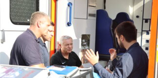 Der Notarzt erklärt Herrn Borowicz (M.) das Equipment. Foto: Feuerwehr Essen