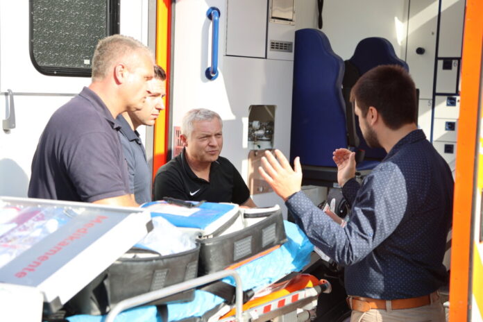 Der Notarzt erklärt Herrn Borowicz (M.) das Equipment. Foto: Feuerwehr Essen
