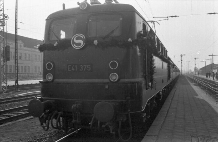 Vor 150 Jahren wurde die Bahnlinie zwischen den Städten Düsseldorf, Ratingen und Essen eröffnet. Das Foto zeigt den S-Bahnhof in Ratingen-Ost. Foto: Stadtarchiv Ratingen