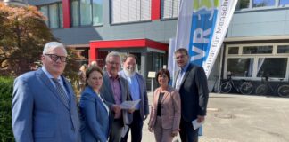 Bei der Eröffnung des neuen Behandlungszentrums für seelische Gesundheit der LVR-Klinik Langenfeld (vl.): Dr. Thomas Dielentheis, Chefarzt LVR-Behandlungszentrum Leverkusen, Dr. Anja Mitrenga-Theusinger, Med. Geschäftsführung Klinikum Leverkusen, Hans-Peter Zimmermann, Kaufm. Geschäftsführung Klinikum Leverkusen, Bernhard Marewski, Bürgermeister Stadt Leverkusen, Martina Wenzel-Jankowski, LVR-Dezernentin Klinikverbund, sowie Stefan Thewes, Vorstandsvorsitzender LVR-Klinik Langenfeld. Foto: Karin Knöbelspies/LVR