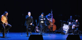 Thomas Büchel, Jan Pröhl, Jens Winterstein, Alex Morsey (am Bass), Philipp Zdebel (Schlagzeug), Bastian Ruppert (Gitarre) in der Inszenierung "Best of 'After Midnight'" nach dem Stück von Florian Heller. Foto: Saad Hamza