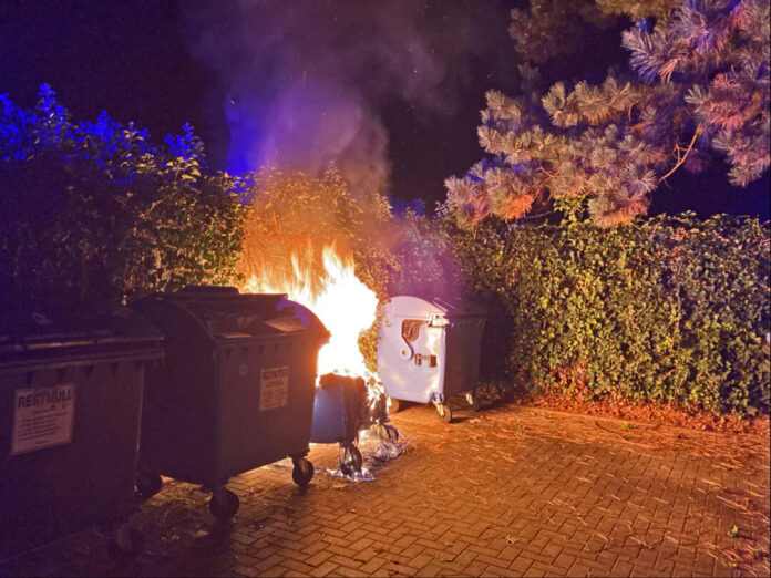 Offene Flammen schlugen aus dem Papiercontainer. Foto: Polizei
