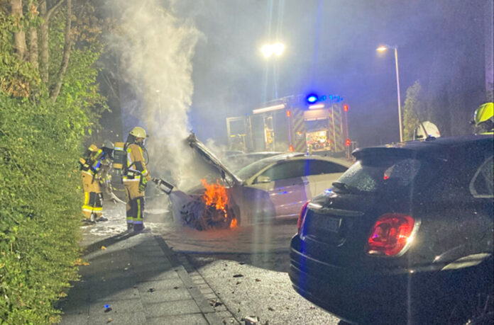 Die Feuerwehr löschte den brennenden Mercedes. Foto: Polizei