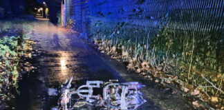 Der Brandort in Ratingen-West auf einem Kiesweg parallel zur Bunsenstraße. Foto: Polizei