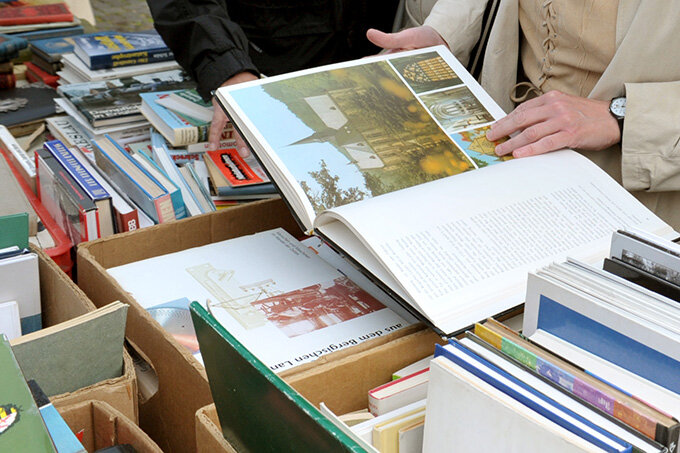 Buechermarkt2 Durch den Verkauf von Büchern ist auich eine Spende für den Verein Velberter Kinder beisammen gekommen. Foto: Mathias Kehren