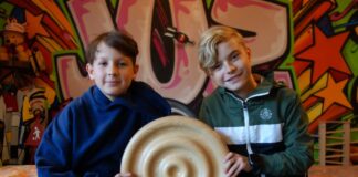 Viktor und Marwin zeigen die Scheibe, um die es geht. Foto: Baaske