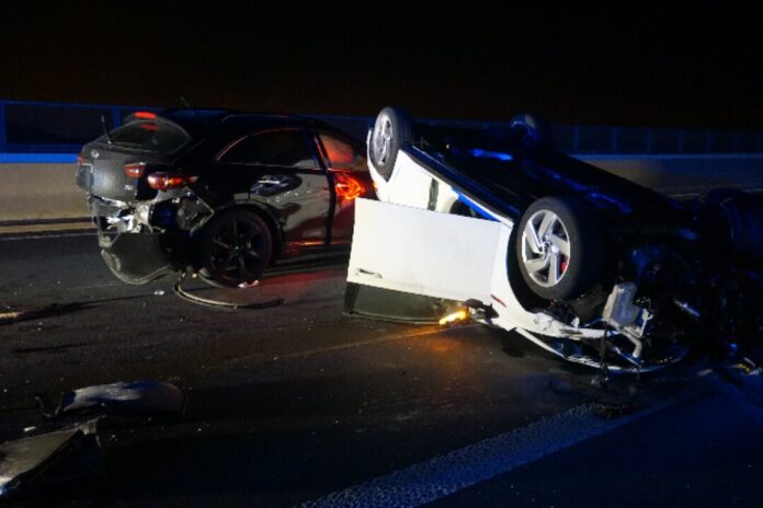 Die Unfallstelle auf der A52 in der Nacht. Foto: FW Ratingen