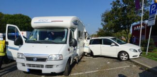 Der Fahrer eines Wohnmobil verlor auf dem Rastplatz die Kontrolle - es kam zum Crash. Foto: Feuerwehr Ratingen