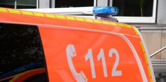 Auf einem Rettungsfahrzeug ist die Notrufnummer 112 zu sehen. Foto: Polizei/Symbolbild