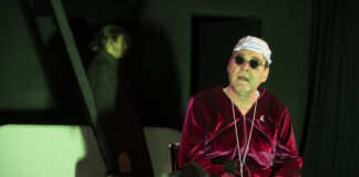 Thomas Büchel (hinten), Jens Winterstein in der Inszenierung "Endspiel" von Samuel Beckett. Foto: Matthias Jung