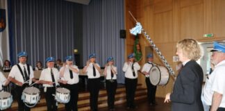 Bürgermeisterin Sandra Pietschmann dirigierte das Tambour- und Fanfarencorps beim diesjährigen Stadtempfang der St. Sebastianus Schützenbruderschaft im Rathaus. Foto: Kreisstadt Mettmann