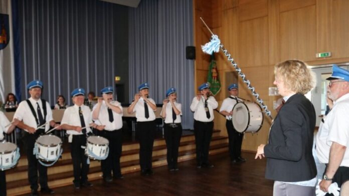 Bürgermeisterin Sandra Pietschmann dirigierte das Tambour- und Fanfarencorps beim diesjährigen Stadtempfang der St. Sebastianus Schützenbruderschaft im Rathaus. Foto: Kreisstadt Mettmann