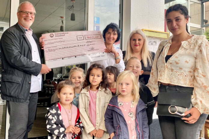 André Saar, Fördervereinsvorsitzender des Kindergarten St. Josef, Sofia Potsi, Inhaberin von Treff am Rathaus, hier im Bild mit Erzieherinnen vom Familienzentrum St. Josef, Ebru Ötztürk und Irini Kitou, und einigen Kita-Kinder. Foto: privat