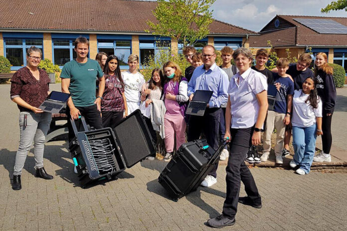 Gesamtschule_Thormaehlen-Stiftung_iPads Mit neuen I-Pads auf dem Weg zur digitalen Schule. Zwei Klassen der Gesamtschule sind von der Thomählenstiftung komplett ausgestattet worden. Foto: privat