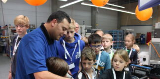 Beim Türöffnertag können Kinder hinter die Kulissen des Unternehmens schauen. Foto: Witte Automotive