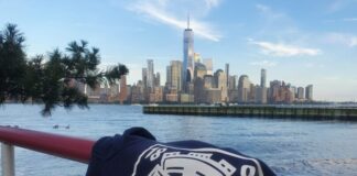 Der Pullover mit dem TBW-Logo vorne, im Hintergrund strahlt die Skyline von New York. Foto: Radermacher