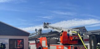 Die Feuerwehr vor Ort an der Einsatzstelle an der Hauptstraße. Foto: FW Erkrath
