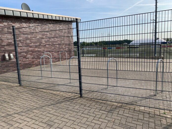 Die neuen Fahrradbügel auf der Sportanlage Auf dem Pfennig. Foto: Kreisstadt Mettmann