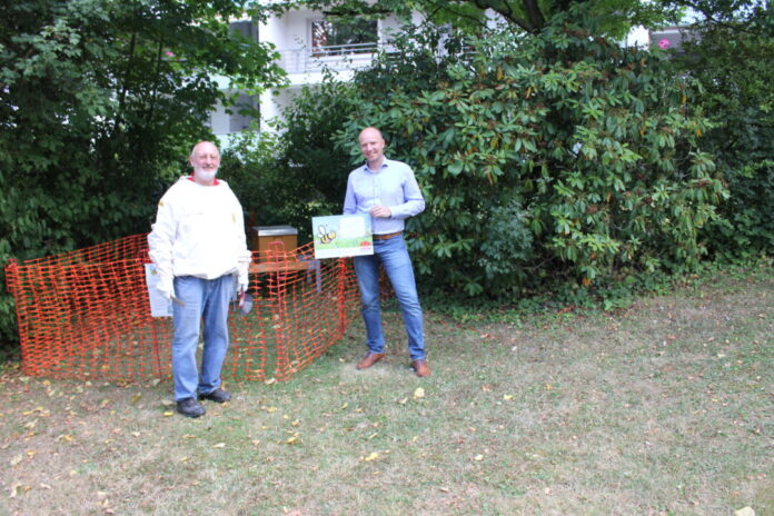 Zwei Bienenvölker haben ein neues Zuhause: Imker Uwe Paletta und Dominic Johannknecht von der BGN freut es. Foto: BGN