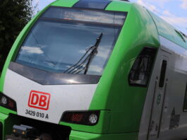 Unbekannter wollte Frau vor einfahrende S9 schubsen Ein Zug der Linie S9. Foto: Volkmann