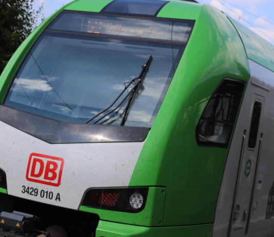 Unbekannter wollte Frau vor einfahrende S9 schubsen Ein Zug der Linie S9. Foto: Volkmann