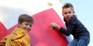 Liav (7) und Vittorio (8) probieren den Kletterturm aus. Foto: Volkmann
