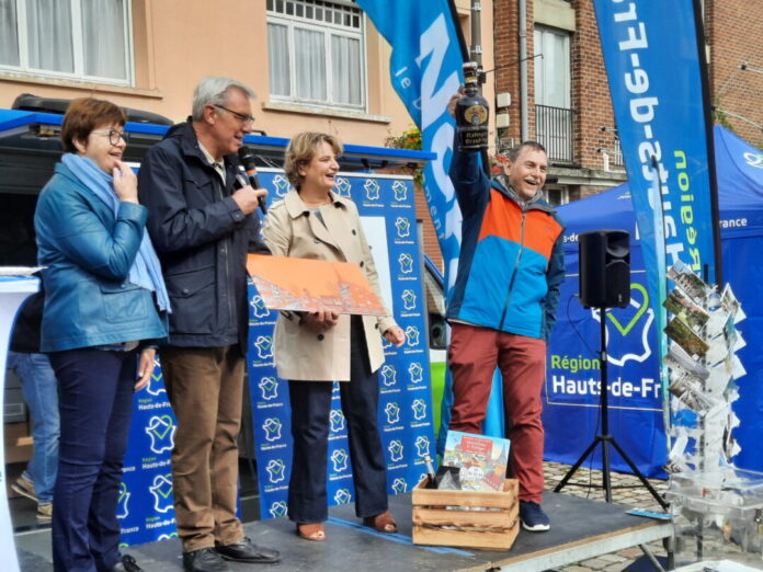 Klaus Pesch überbrachte in Le Quesnoy herzliche Grüße aus Ratingen, Jonges-Reisebaas Norbert Halverkamps (r.) einen leckeres Mitbringsel aus der Dumeklemmerstadt: eine Magnum-Flasche Ratinger Alt. Foto: Ratinger Jonges