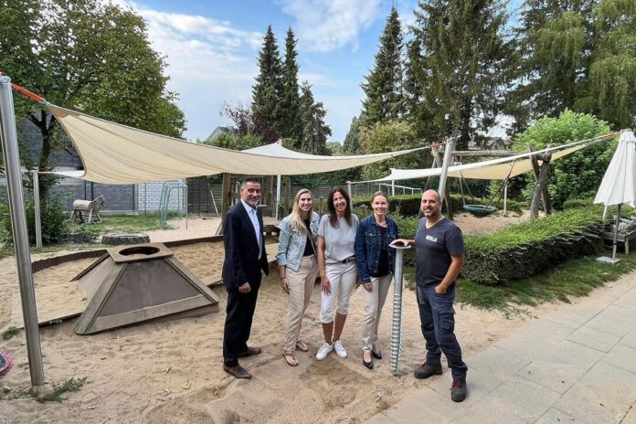 Haben in einer gemeinschaftlichen Aktion für Sonnenschutz im Außenbereich der Kita Sonneblume gesorgt: Jesus Lopez (Sparkasse HRV), Silvia Fink (Förderverein Kita), Melanie Frobieter (Leiterin der Kita), Sarah Wasserloos ( Förderverein Kita) und Dr. Lars Meeß-Olsohn (Inhaber Fa. Helix Schraubfundamente). Foto: privat