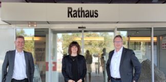 Treffen im und vor dem Rathaus: Landtagsabgeordnete Ina Besche-Krastl mit Kämmerer Paul-Georg Fritz und Bürgermeister Rainer Ritsche. Foto: Stadt Wülfrath