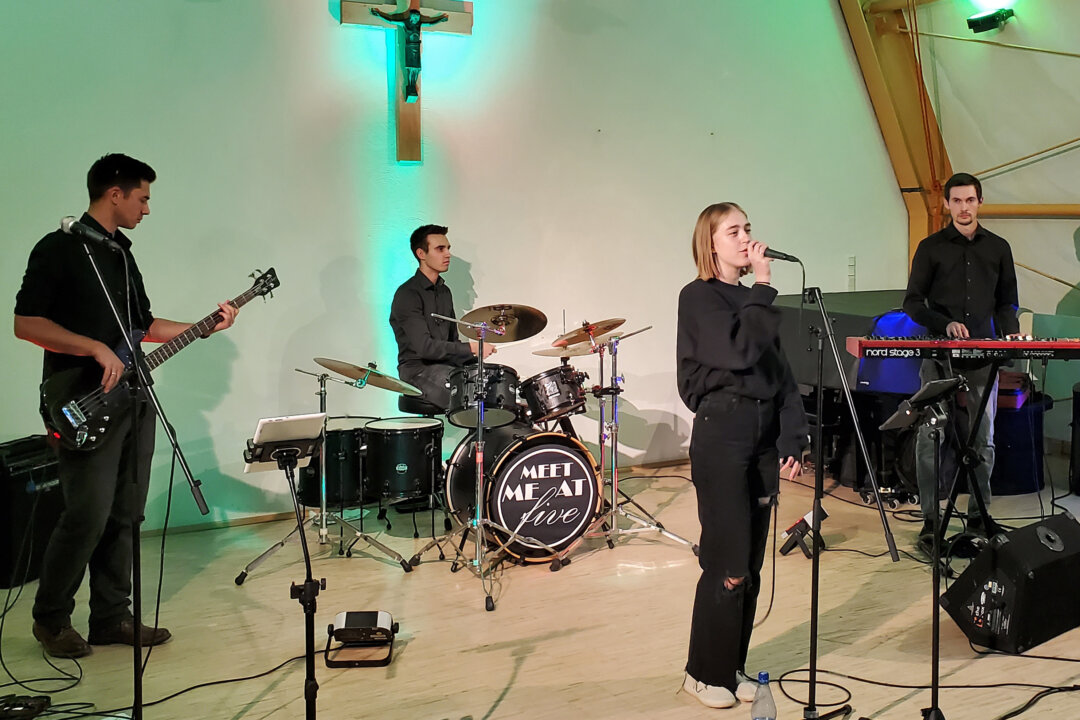 Die Heiligenhauser Band "Mett me at five" bei ihrem Auftritt in der Dorfkirche. Foto: privat