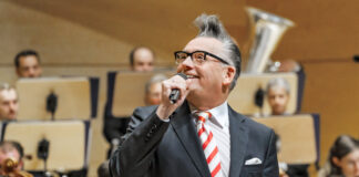 Götz Alsmann gastiert bei den Philharmonikern. Foto Volker Wiciok