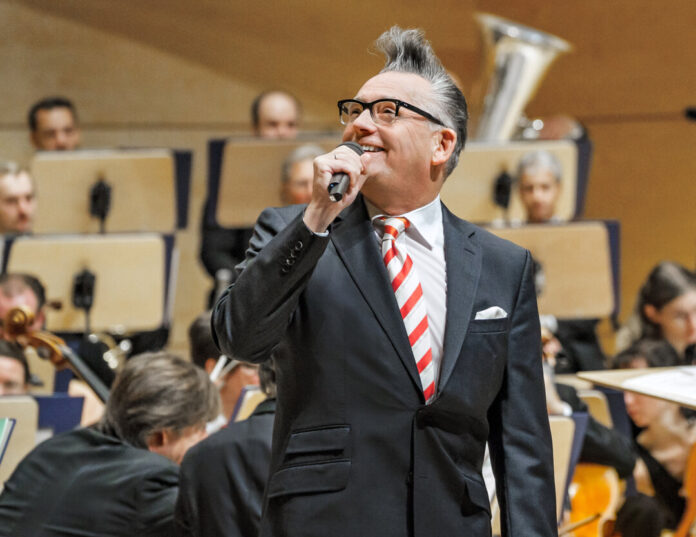 Götz Alsmann gastiert bei den Philharmonikern. Foto Volker Wiciok