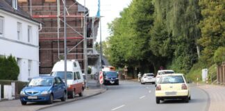 Eine brenzlige Situation auf der Nordstraße: Ein Radfahrer fährt vor den Autos die Nordstraße hinauf. Ein Überholmanöver wäre riskant. Oben wartet in Gegenrichtung ein Müllwagen hinter parkenden Autos am Straßenrand, bis die Straße frei ist, damit er an den Fahrzeugen vorbeifahren kann. Foto: Kreisstadt Mettmann