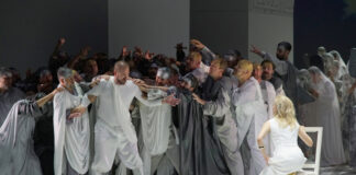 Eine Szene mit Daniel Johansson in der Titelpartie des Tannhäuser, Astrid Kessler (rechts) in der Partie der Elisabeth sowie dem Opernchor. Foto: Forster