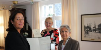 Die stellvertretende Landrätin Martina Köster-Flashar (l.) überreicht der ehrenamtlichen Sterbebegleiterin Erika Gerland (r.) die Verdienstmedaille. Ute Stöcker, stellvertretende Bürgermeisterin, gratuliert der Ordensträgerin im Namen von Rat und Verwaltung. Foto: Kreisstadt Mettmann)