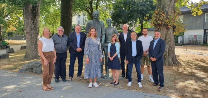 Die Vereinsvertreter mit Jesus Lopez, Leiter Privat- und Geschäftskundenbetreuung Velbert (r.), und Oliver Radulovic, Direktor Privatkundengeschäft (4. v. r.). Foto: Sparkasse