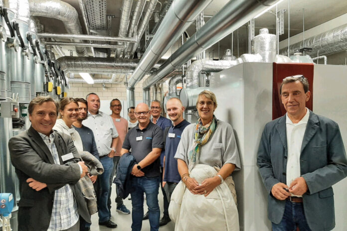 PM-Geothermie-SR-TBV TBV-Geschäftsbereichsleiter Bernhard Wieneck (r.) erklärt den Unternehmern die Geothermie-Anlage. Foto: Schlüsselregion