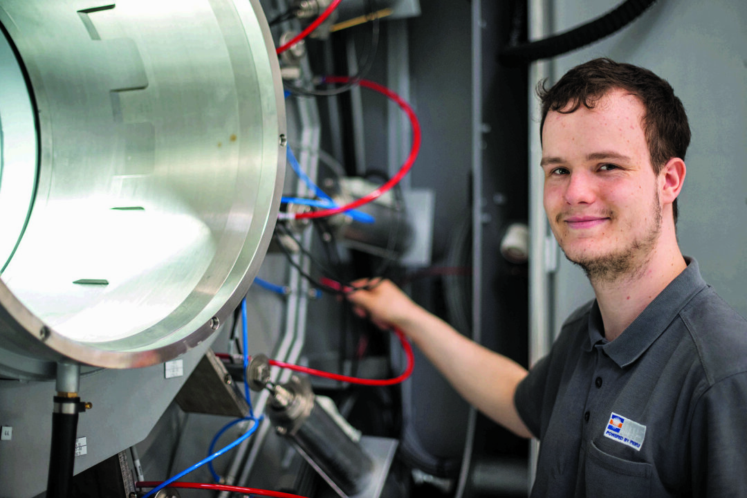 Paul Vöth macht bei der IMS Messsysteme GmbH in Heiligenhaus eine Ausbildung als Mechatroniker.  Foto: Schlüsselregion/A. Roth