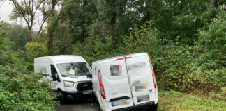 Die Paketlieferfahrzeuge stießen frontal zusammen. Foto: Polizei