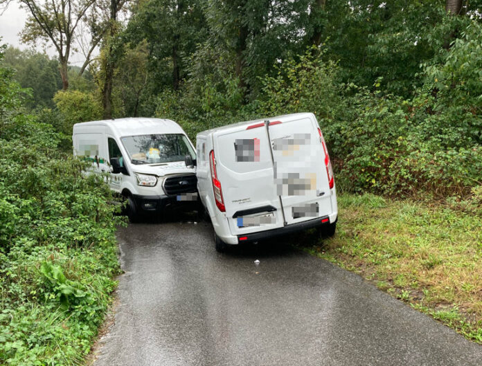 Die Paketlieferfahrzeuge stießen frontal zusammen. Foto: Polizei