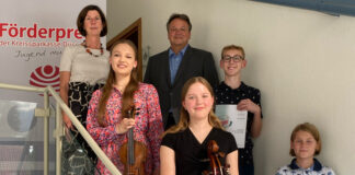 Sophia Morys und Jesper Kröger, dahinter Magdalena Morys und Joshua Kröger, dahinter Barbara Bußkamp (Kreis Mettmann / Organisation Regionalentscheid Jugend musiziert) und Gebietsdirektor Thomas Döring. Foto: Kreissparkasse
