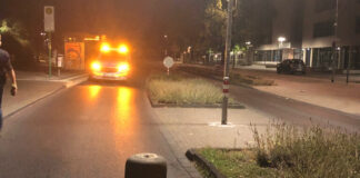 Die Polizei musste diesen Stein von der Straße rollen. Foto: Polizei