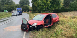 Die Feuerwehr musste die Frau aus ihrem Auto befreien. Foto: Polizei