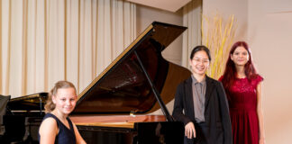 Yu-Chin Ho (Mitte) gewinnt den Ferdinand-Trimborn-Förderpreis 2022 vor den beiden Zweitplatzierten Elisa-Marie Kluwe (links) und Lea Marie Terziyska (rechts). Foto: Maik Grabosch