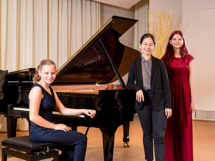Yu-Chin Ho (Mitte) gewinnt den Ferdinand-Trimborn-Förderpreis 2022 vor den beiden Zweitplatzierten Elisa-Marie Kluwe (links) und Lea Marie Terziyska (rechts). Foto: Maik Grabosch
